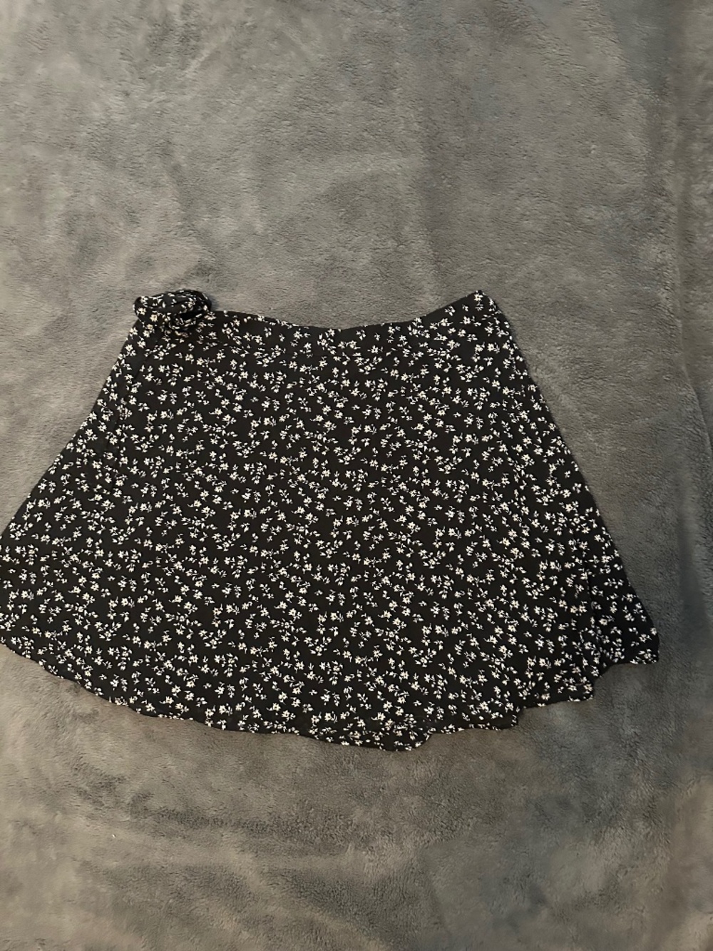 Forever 21 Ditzy Black Floral Wrap Skirt Women’s L